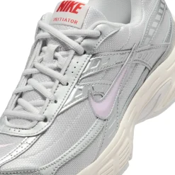 Sneaker|Schnürschuhe|Nike Damen Nike Initiator in Übergrößen Silber
